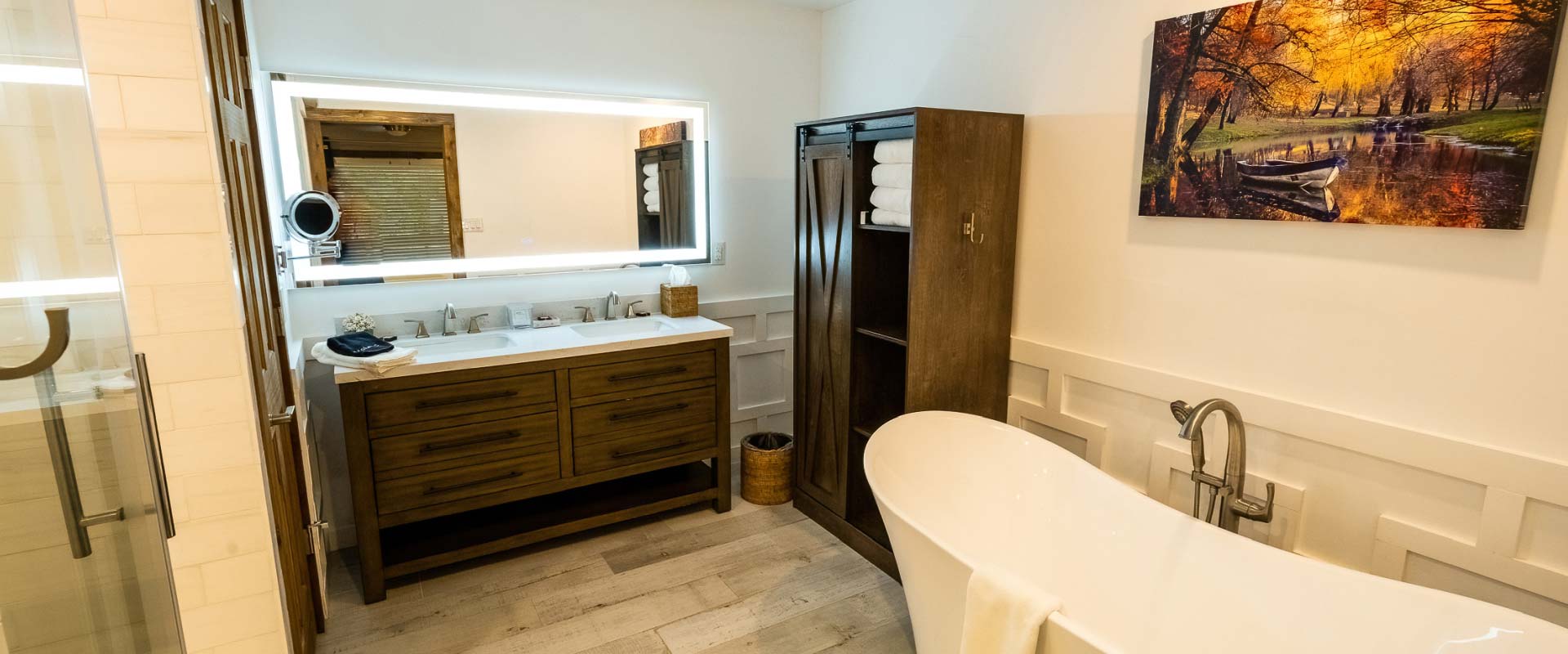 Suite Bathroom at The Lodge - Rayburn Resort 