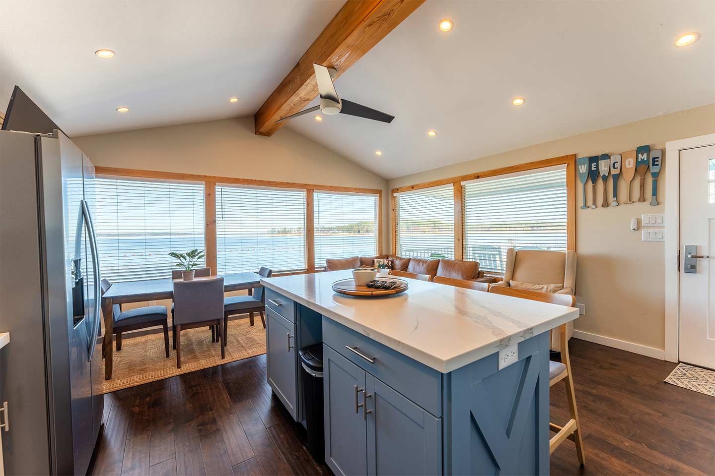 Lakeside Cottage Entertaining