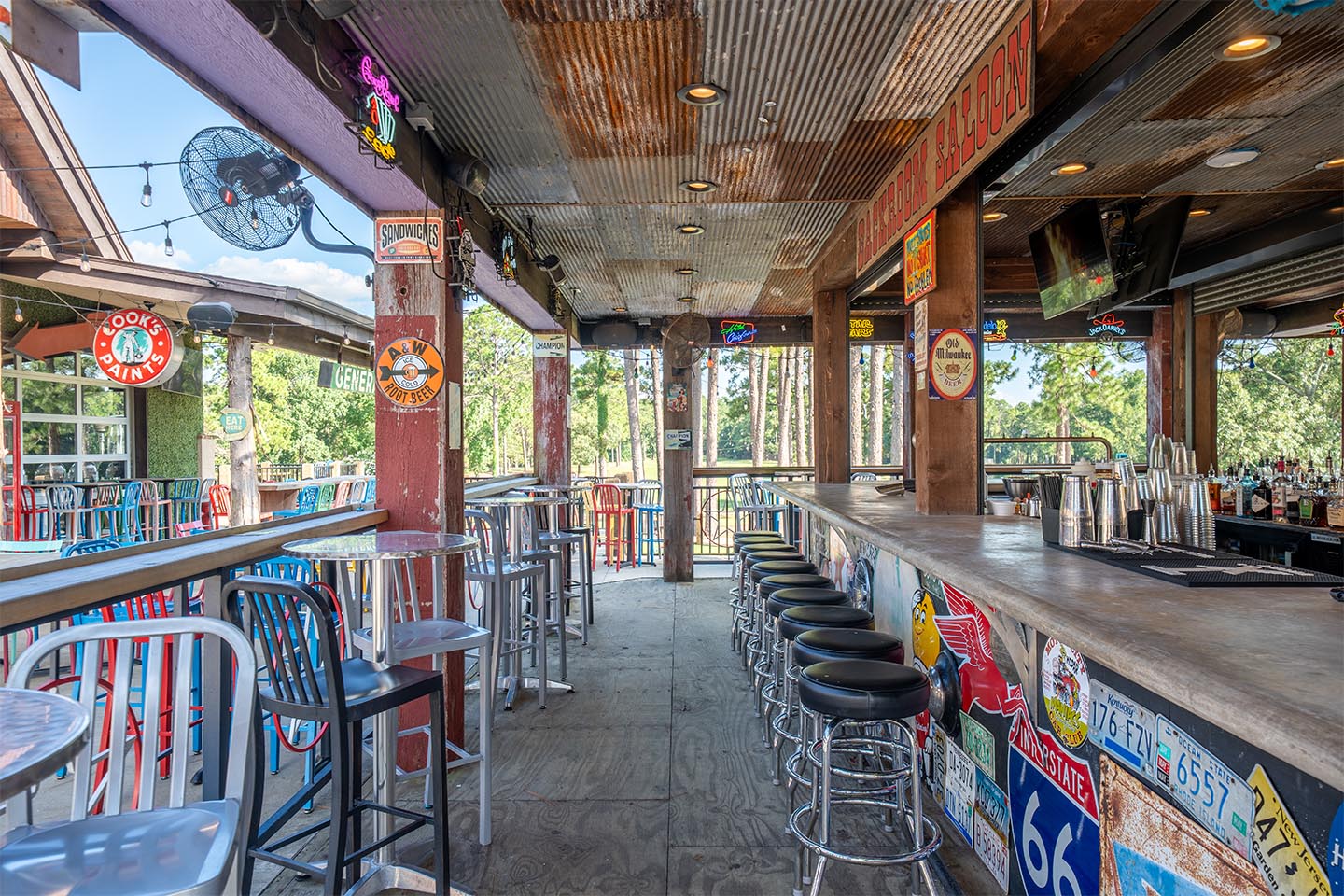 Sammy Rays outdoor bar at rayburn resort