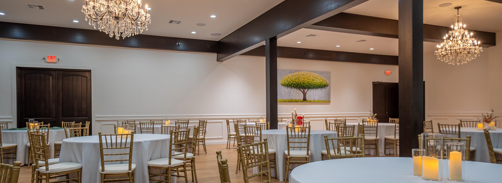 Wide shot of the White Oak Room at Rayburn Resort