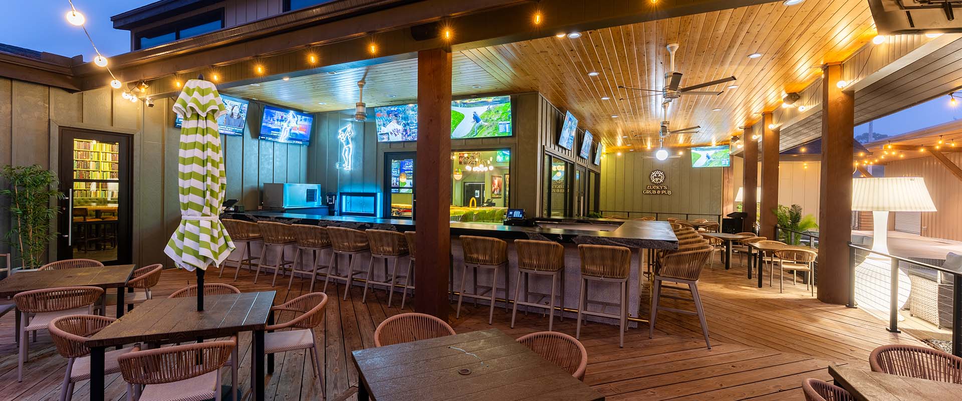 luckys pub and grub outdoor seating night