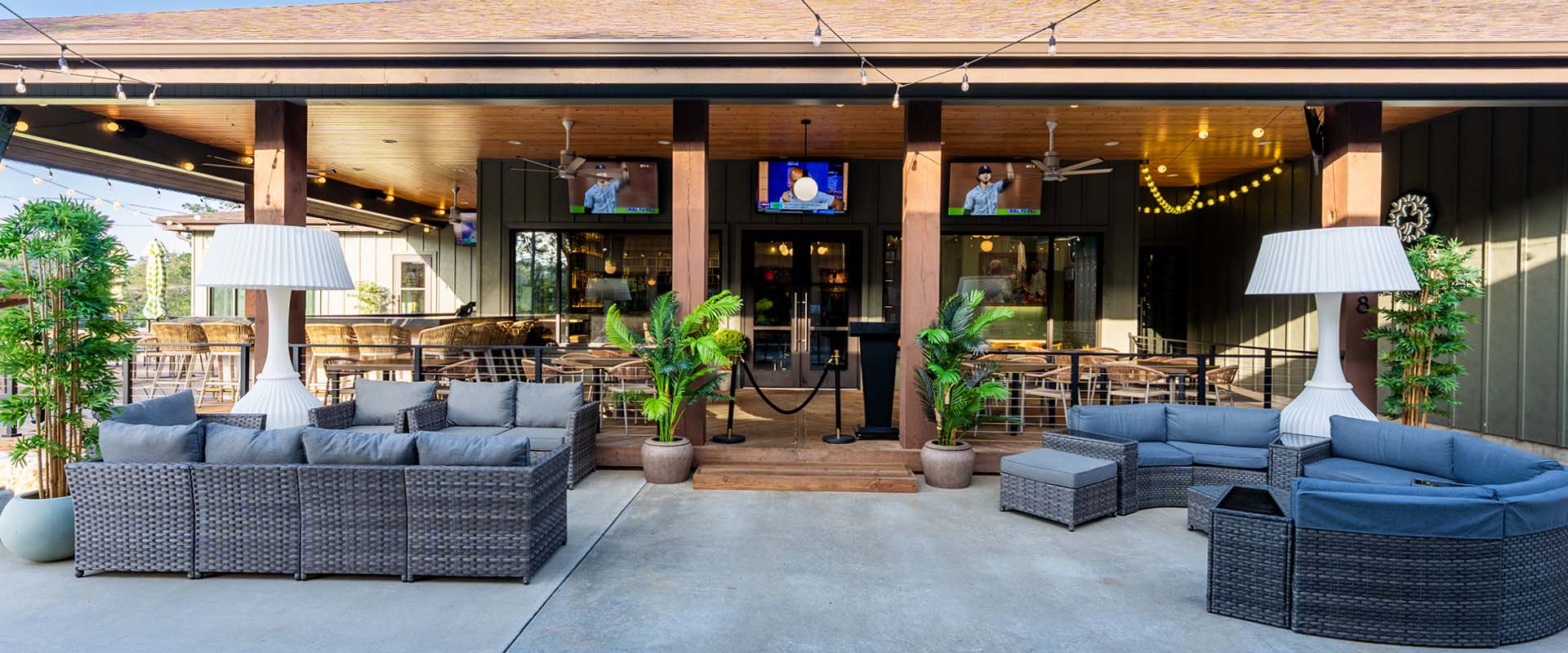 luckys pub and grub outdoor area