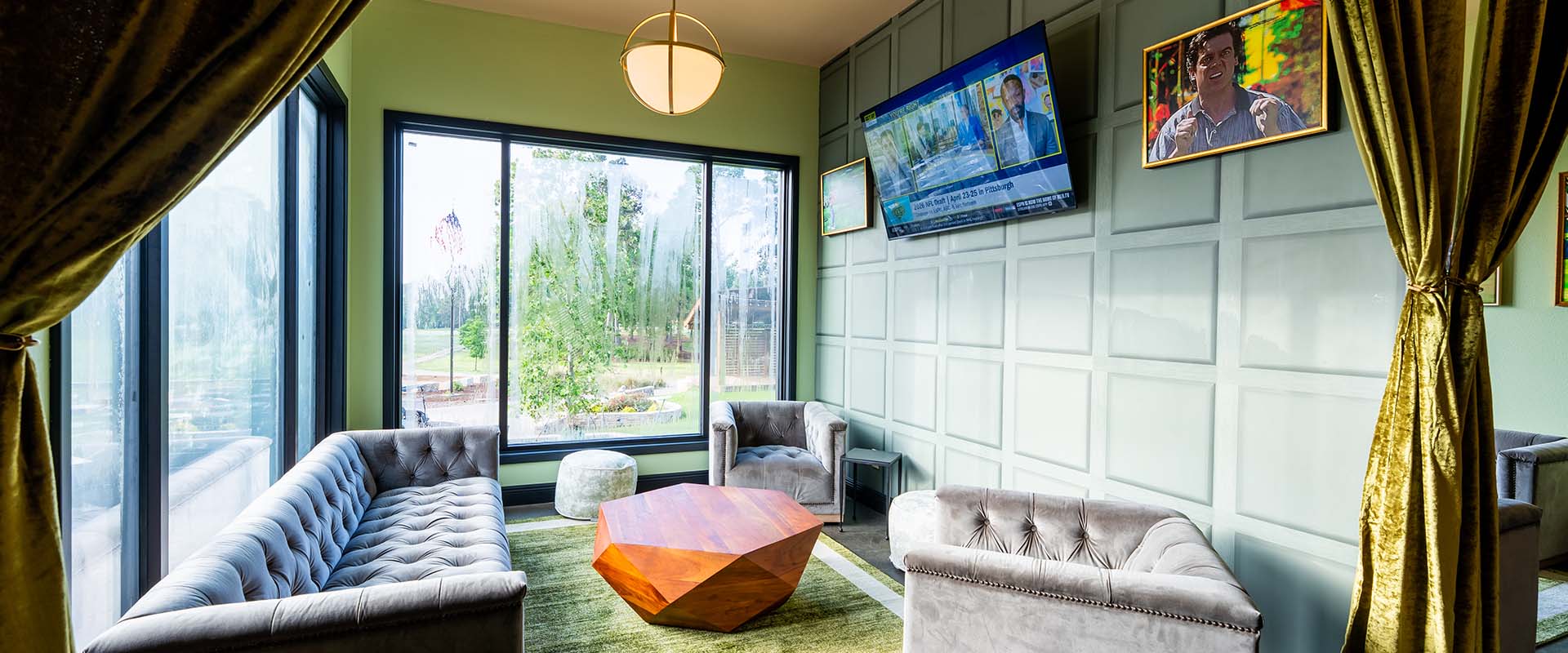 luckys pub and grub side room