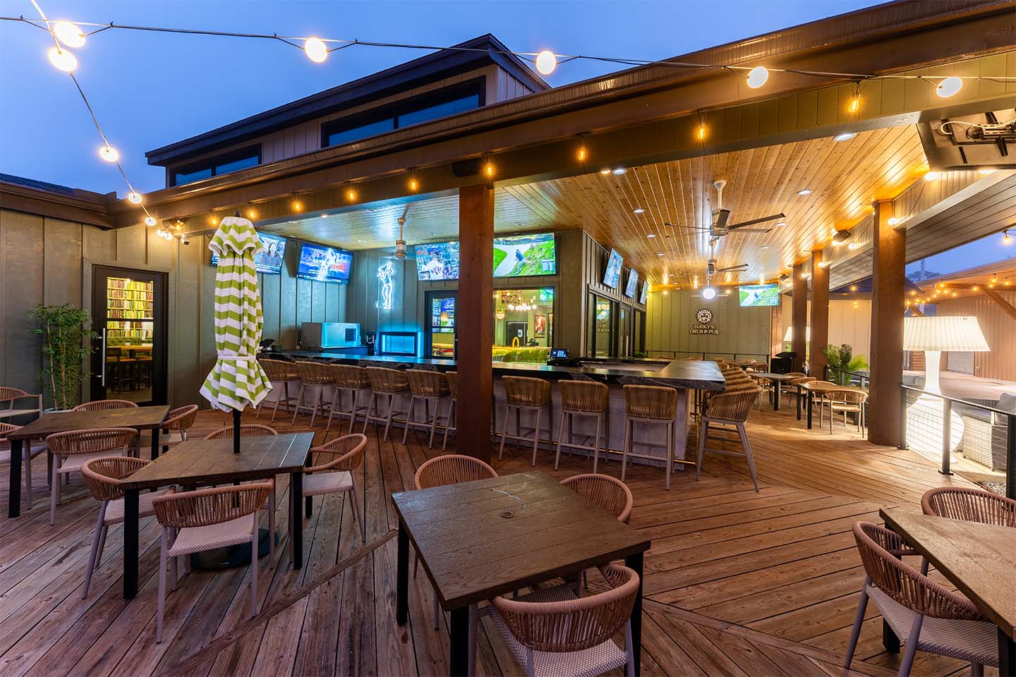 Lucky's Pub and Grub Outdoor Seating 