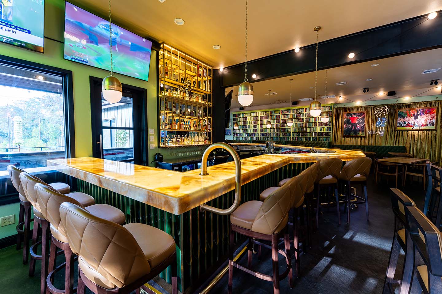 Lucky's Pub and Grub Bar 