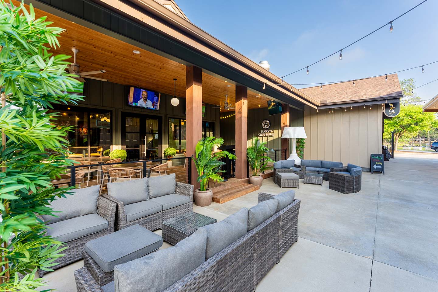 Lucky's Pub and Grub at Raybrun Resort